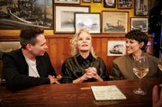 Ina Müller (M.) empfängt den „heute-show“-Reporter und Autor Fabian Köster (l.) und die Komikerin und Parodistin Tahnee (r.). Ina Müller (M.) empfängt den „heute-show“-Reporter und Autor Fabian Köster (l.) und die Komikerin und Parodistin Tahnee (r.).