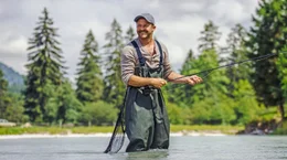 Eddie (Maximilian Br&uuml;ckner) beim Fliegenfischen in der Isar.