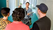 Wischen ist Macht – Die Win-Methode: Michelle und ihr Team erleben Chaos bei einem Kurs und verschiedenen Aktivitäten. Im Bild (v.li.): Zeynep Buyrac (Mira), Stefano Bernardin (Fernando), Ursula Strauss (Michelle Sendracek), Manuel Sefciuc (Valentin). Wischen ist Macht – Die Win-Methode: Michelle und ihr Team erleben Chaos bei einem Kurs und verschiedenen Aktivitäten. Im Bild (v.li.): Zeynep Buyrac (Mira), Stefano Bernardin (Fernando), Ursula Strauss (Michelle Sendracek), Manuel Sefciuc (Valentin).