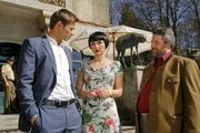 Die Cops Hansen (Igor Jeftic, l.) und Stadler (Dieter Fischer, r.) spüren, dass die hübsche Assistentin Gabriella Zanolla (Miranda Leonhardt, m.) mehr weiß als sie zugibt. Die Cops Hansen (Igor Jeftic, l.) und Stadler (Dieter Fischer, r.) spüren, dass die hübsche Assistentin Gabriella Zanolla (Miranda Leonhardt, m.) mehr weiß als sie zugibt.