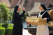 Schwester Felicitas (Karin Gregorek, li.) ist sauer, weil Schwester Agnes (Emanuela von Frankenberg, re.) ein Foto von W&ouml;ller aufgeh&auml;ngt hat.