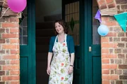 Cathy (Lesley Manville) freut sich, so viel Besuch zu haben. Cathy (Lesley Manville) freut sich, so viel Besuch zu haben.