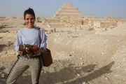 Clarissa erlebt, wie die Pyramiden in Ägypten heute noch viele Menschen weltweit faszinieren. Clarissa erlebt, wie die Pyramiden in Ägypten heute noch viele Menschen weltweit faszinieren.