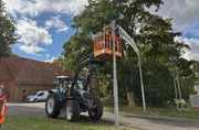Das Highlight ist der Brockumer Großmarkt, ein Volksfest mit mehr als 400-jähriger Tradition. Yared schaut hinter die Kulissen und erlebt, wie das Dorf den Marktplatz für die Mischung aus Krammarkt, Viehmarkt, Landmaschinen- und Gewerbeausstellung vorbereitet – ein Fest, das regelmäßig bis zu 250.000 Gäste anzieht. Mit Heinz und Moppi geht es für ihn sogar auf den Hubsteiger, um das Willkommensschild anzubringen. Das Highlight ist der Brockumer Großmarkt, ein Volksfest mit mehr als 400-jähriger Tradition. Yared schaut hinter die Kulissen und erlebt, wie das Dorf den Marktplatz für die Mischung aus Krammarkt, Viehmarkt, Landmaschinen- und Gewerbeausstellung vorbereitet – ein Fest, das regelmäßig bis zu 250.000 Gäste anzieht. Mit Heinz und Moppi geht es für ihn sogar auf den Hubsteiger, um das Willkommensschild anzubringen.