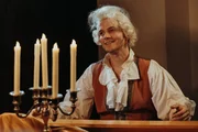 Wolfgang Amadeus Mozart (Tilman P&ouml;rzgen) sitzt an seinem Spinett und komponiert.