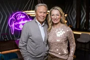 Monika Gruber und Peter Kraus posieren f&uuml;r ein Foto