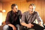Martin (Hans Sigl, l.) will Hans (Heiko Ruprecht, r.) zum Frühstück holen – da findet er ihn auf der Bettkante sitzend und in Gedanken vor. Martin (Hans Sigl, l.) will Hans (Heiko Ruprecht, r.) zum Frühstück holen – da findet er ihn auf der Bettkante sitzend und in Gedanken vor.