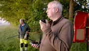 Volle Konzentration: Die Rehkitzretter suchen jeden Quadratmeter der Wiese systematisch ab. Volle Konzentration: Die Rehkitzretter suchen jeden Quadratmeter der Wiese systematisch ab.