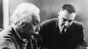 Dieses Foto zeigt Albert Einstein (links) und J. Robert Oppenheimer (rechts) im Gespräch. Dieses Foto zeigt Albert Einstein (links) und J. Robert Oppenheimer (rechts) im Gespräch.