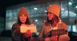 v.li.: Marianne (Iris Berben), Tiana (Nilam Farooq)