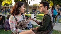 Kayla (Piper Curda, l.); Grant (Darren Barnet, r.)