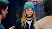 Szene aus "Wischen ist Macht" / "Dreck.Weg.Sendracek": Michelle und Valentin entdecken Blutspuren; Im Bild (v.li.): Zeynep Buyrac (Mira), Lilian Jane Gartner (Zoe). Szene aus "Wischen ist Macht" / "Dreck.Weg.Sendracek": Michelle und Valentin entdecken Blutspuren; Im Bild (v.li.): Zeynep Buyrac (Mira), Lilian Jane Gartner (Zoe).