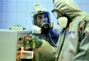 Im Hochsicherheits-Labor eines Chemie-Konzerns wird ein biologischer Kampfstoff der nationalen Volksarmee entsorgt. Als einige Ampullen verschwinden, herrscht Gro&szlig;alarm.