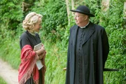 Nathalie Buscombe (Hannah Moxley), Mark Williams (Father Brown). Nathalie Buscombe (Hannah Moxley), Mark Williams (Father Brown).