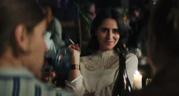 Fabienne (Maryam Zaree) h&auml;lt eine Zigarette in der Hand.