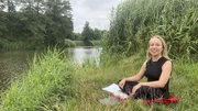 Dana Abel stellt Schmuck in Form der sich schl&auml;ngelnden W&ouml;rnitz her.