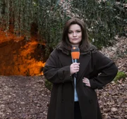 Reporterin Katja Forohrd (Caro Worbs) berichtet live und vor Ort vom 'brennenden Loch' in der Eifel.