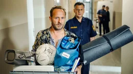 Eddie (Maximilian Br&uuml;ckner, li.) und Carlo (Gerhard Wittmann) auf dem Weg zur Chefin.