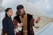 Leonardo da Vinci (Philipp Danne) erzählt Clarissa von seinen Versuchen mit Flugapparaten. Leonardo da Vinci (Philipp Danne) erzählt Clarissa von seinen Versuchen mit Flugapparaten.