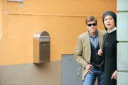 Schwester Hanna (Janina Hartwig) und Polizist Meier (Lars Weström) passen auf den bettelnden Wöller auf. Schwester Hanna (Janina Hartwig) und Polizist Meier (Lars Weström) passen auf den bettelnden Wöller auf.