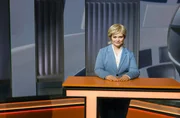 Sabine Carolina Foehnigs (Caro Worbs) moderiert im Studio die Sondersendung zum Beben in der Eifel.