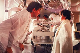 Peter Coyote (Keys), Henry Thomas (Elliot).