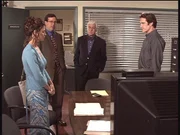Steve (Barry Van Dyke, r.) und Mark (Dick Van Dyke, M.) setzen die mutmaßliche Mörderin, das Model Nadja (l.), unter Druck. Steve (Barry Van Dyke, r.) und Mark (Dick Van Dyke, M.) setzen die mutmaßliche Mörderin, das Model Nadja (l.), unter Druck.