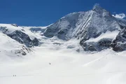 Tommaso Piccioli kehrt drei Jahre nach dem Unglück noch einmal auf die Haute Route zurück, um Antworten auf offene Fragen zu finden. Tommaso Piccioli kehrt drei Jahre nach dem Unglück noch einmal auf die Haute Route zurück, um Antworten auf offene Fragen zu finden.