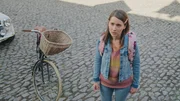 Mia (Margot Nuccetelli) sucht Mattis und seinen Hund Rabbit. Die beiden sind nicht zu Hause. Mia (Margot Nuccetelli) sucht Mattis und seinen Hund Rabbit. Die beiden sind nicht zu Hause.