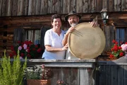 Resi und Sepp Heim posieren f&uuml;r ein Foto mit ihrem Alm-Berk&auml;se "Koasa Mand&acute;l"