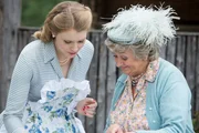 (v.li.): Perdita Avery (Daphne Wallander), Sorcha Cusak (Mrs. McCarthy).