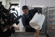 Ein Hauch Exotik liegt in Feldkirchen-Westerham im Kreis Rosenheim in der Luft: Hier betreibt Syamak Amin Salehi eine Pistazienr&ouml;sterei. Bei ihm liegt alles in Familienhand &ndash; vom traditionellen Anbau auf den familieneigenen Plantagen im Iran bis zur handwerklichen R&ouml;stung und Veredelung in Oberbayern.
