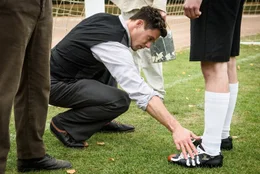 W&auml;hrend Adi Dassler (Ken Duken) die Materialtests auf der Dassler-Sportanlage &uuml;źberpr&uuml;źft, kommt er auf die Idee mit den drei Streifen.