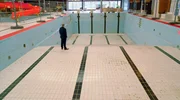 Bürgermeister Mario Moritz hat selber im Bürgerbad in Hückeswagen schwimmen gelernt. Nun soll abgerissen und neu gebaut werden. Bürgermeister Mario Moritz hat selber im Bürgerbad in Hückeswagen schwimmen gelernt. Nun soll abgerissen und neu gebaut werden.