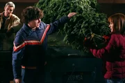 (v.l.n.r.) Mike Heck (Neil Flynn); Axl Heck (Charlie McDermott); Frankie Heck (Patricia Heaton) (v.l.n.r.) Mike Heck (Neil Flynn); Axl Heck (Charlie McDermott); Frankie Heck (Patricia Heaton)