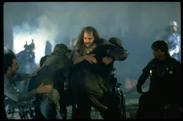 Die Demonstration eskaliert und Ron Kovic (Tom Cruise, M.) wird von seinen Freunden in Sicherheit gebracht.