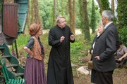 (v.li.): Polly Hemingway (Aggie), Mark Williams (Father Brown), Sorcha Cusak (Mrs. McCarthy), Simon Williams (Jeremiah Moxley) (v.li.): Polly Hemingway (Aggie), Mark Williams (Father Brown), Sorcha Cusak (Mrs. McCarthy), Simon Williams (Jeremiah Moxley)