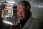 Sie hei&szlig;en &bdquo;White Tiger&ldquo;, stammen eigentlich aus den Tropen und wachsen mitten in Bayern heran: Alexander Herrmann (im Bild) entdeckt eine au&szlig;ergew&ouml;hnliche Garnelen-Zucht in B&auml;rnau bei Tirschenreuth. Josef Stier zieht die kleinen Shrimps in einer nachhaltigen &Ouml;ko-Kreislaufanlage &ndash; regional und in Sashimi-Qualit&auml;t.