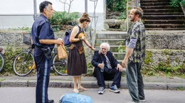 Stadtsheriff Eddie (Maximilian Br&uuml;ckner, re.) richtet heilloses Chaos an: Carlo (Gerhard Wittmann, li.), Frau Schr&ouml;der (Marlene Morreis, 2. v. li.) und Adam (G&uuml;nther Maria Halmer, 2. v. re.) schauen finster drein.