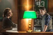 Nina Pokorny (Julia Cencig), Barkeeper (Rene Rebeiz). Nina Pokorny (Julia Cencig), Barkeeper (Rene Rebeiz).