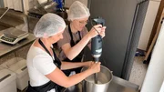 Lena und Alexandra mixen das Eis fertig.