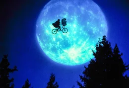 "E.T. - Der Au&szlig;erirdische", Eine Gruppe Au&szlig;erirdischer landet in der N&auml;he von Los Angeles. Polizeiautos rasen in den n&auml;chtlichen Wald. Das Raumschiff startet zur&uuml;ck in den Weltraum. Nur E.T. schafft den Abflug nicht. Allein und Lichtjahre fern von zuhause findet er in dem zehnj&auml;hrigen Elliot einen Freund. Dieser will ihm helfen, in seine Heimat zur&uuml;ckzukehren. Doch Mitarbeiter der NASA sind E.T. schon dicht auf den Fersen.  SENDUNG: ORF eins - SO - 31.05.2020 - 10:00 UHR. - Veroeffentlichung fuer Pressezwecke honorarfrei ausschliesslich im Zusammenhang mit oben genannter Sendung oder Veranstaltung des ORF bei Urhebernennung.