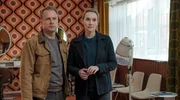 Etwas stimmt nicht im Friseursalon ‚Haare? Hartmann!‘ – Hauke Jacobs (Hinnerk Schönemann) und Hannah Wagner (Jana Klinge) befragen Friseurin Grit Hartmann. Etwas stimmt nicht im Friseursalon ‚Haare? Hartmann!‘ – Hauke Jacobs (Hinnerk Schönemann) und Hannah Wagner (Jana Klinge) befragen Friseurin Grit Hartmann.