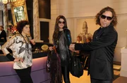 Überraschend darf Emily (Anna Schäfer, l.) das Styling von Amanda Stern (Marie Nasemann, M.) übernehmen und ist ziemlich stolz auf sich. Manager Jeffrey Field (Clayton M. Nemrow, r.) steht Amanda stets zur Seite. Überraschend darf Emily (Anna Schäfer, l.) das Styling von Amanda Stern (Marie Nasemann, M.) übernehmen und ist ziemlich stolz auf sich. Manager Jeffrey Field (Clayton M. Nemrow, r.) steht Amanda stets zur Seite.