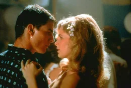 Auf dem Abschlussball tanzt Ron (Tom Cruise) mit Donna (Kyra Sedgwick) und k&uuml;sst sie vor seiner Abreise zur Rekrutenschule.