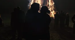 Leyla (Mala Emde) und Tristan (Jonas Dassler) halten sich vor einem gro&szlig;en Lagerfeuer in den Armen.