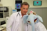 Oberarzt Doktor Schnulze (Jan Sosniok) und Schwester Elfie Fant