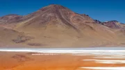 Die James-Flamingos (Phoenicoparrus jamesi) versammeln sich jedes Jahr an der Laguna Colorada in Bolivien. Die James-Flamingos (Phoenicoparrus jamesi) versammeln sich jedes Jahr an der Laguna Colorada in Bolivien.