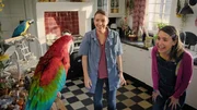 Tier&auml;rztin Carina (Claire Schuyffel, l.) hat einen neuen Freund f&uuml;r ihren Papagei Baldwin gefunden: Daggie. Mia (Margot Nuccetelli, r.) ist begeistert.