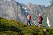 v.li.: Peter Habeler und Hermann Maier wandern über den Filzenboden. v.li.: Peter Habeler und Hermann Maier wandern über den Filzenboden.